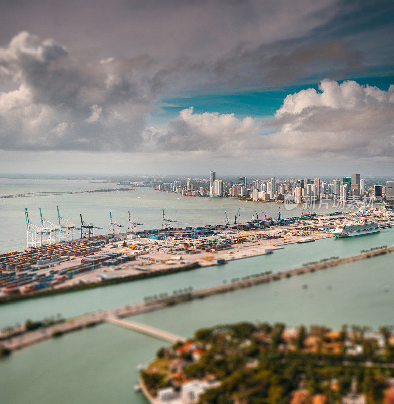 迈阿密的天际线，前景是港口