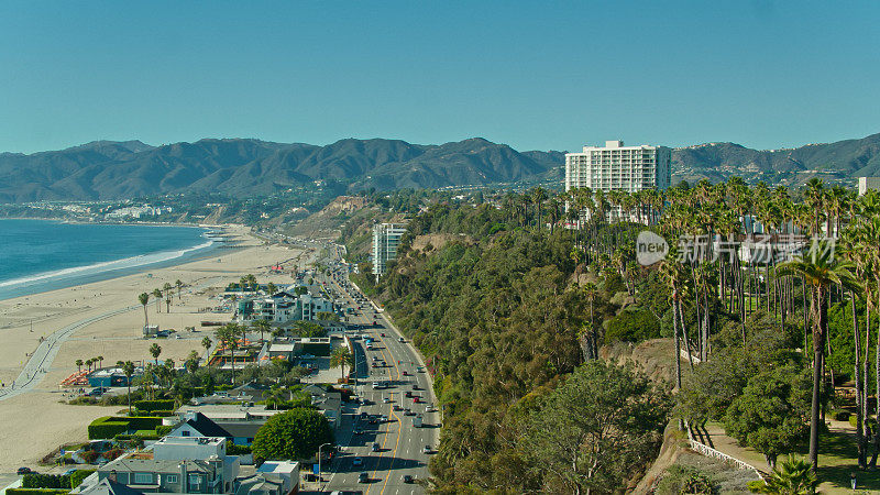 无人机拍摄的加州1号公路和加州圣莫尼卡的公寓