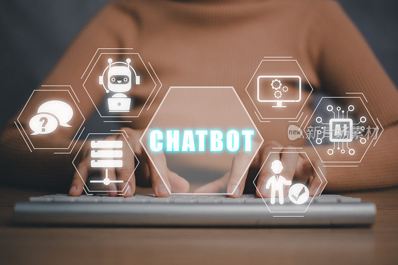 数字聊天机器人，聊天GPT，机器人应用，AI人工智能概念，人手打字键盘电脑，虚拟屏幕上有聊天机器人图标。