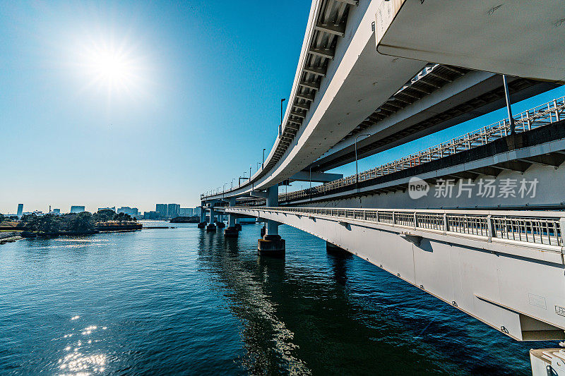 日本东京台场湾彩虹桥的支柱