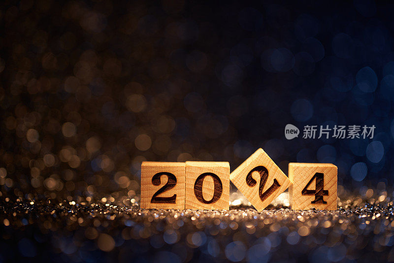 木制新年2024对散焦灯-背景派对庆祝圣诞金