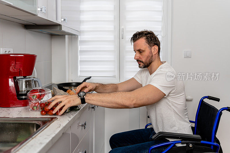 坐在轮椅上的中年男子在他的无障碍厨房里准备美味的饭菜。看他施展他的魔法!