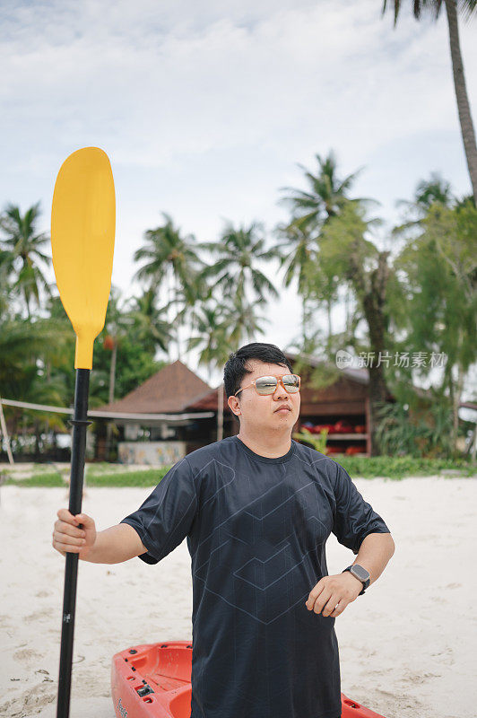 加码超重亚洲男子站在海滩虫准备皮艇在热带海滩