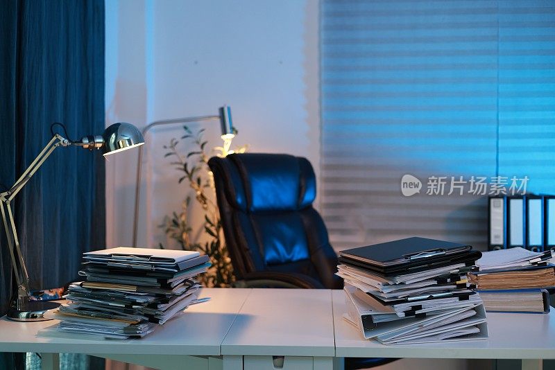 待处理的大文件放在家庭办公室的桌子上。桌子上有一叠文件夹和文件