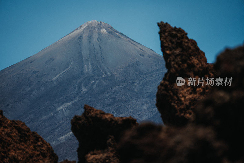 加那利群岛特内里费岛火山岩之间的泰德峰