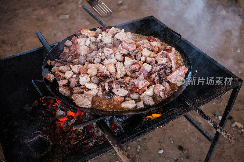 烧烤盘上的传统南美食物