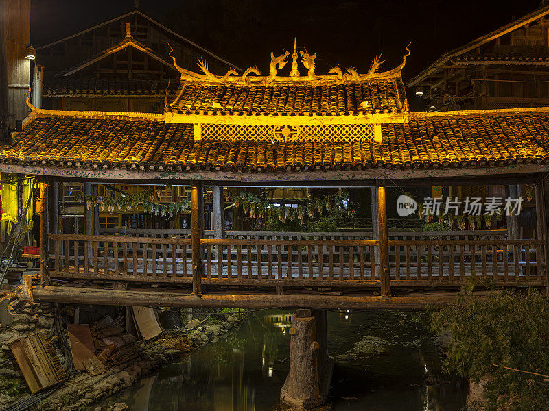 中国贵州肇星洞村风雨桥夜景