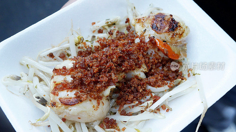烤扇贝配炒蔬菜和脆培根，博罗市场。