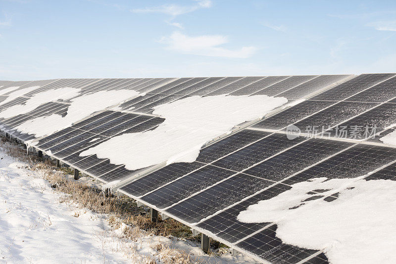 冬天有雪的太阳能电池板发电站