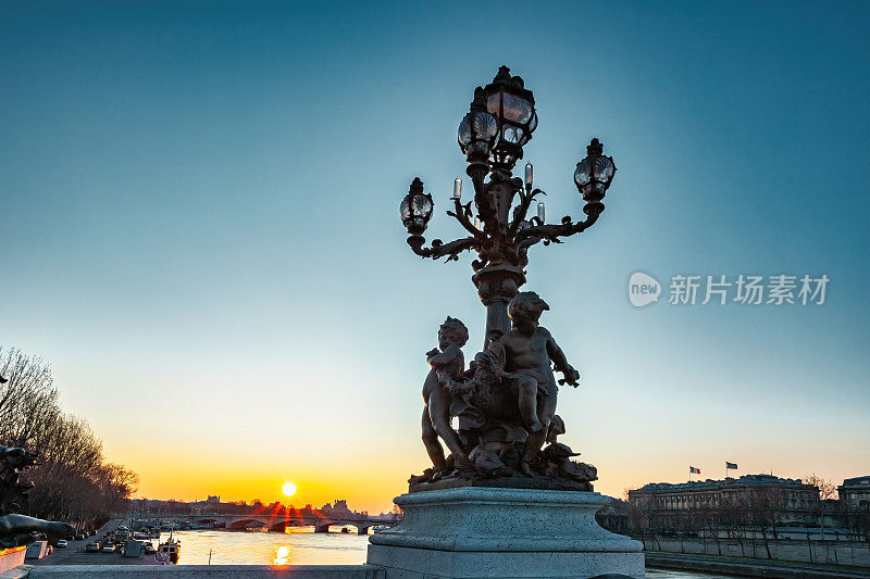 法国巴黎市中心塞纳河大桥日出