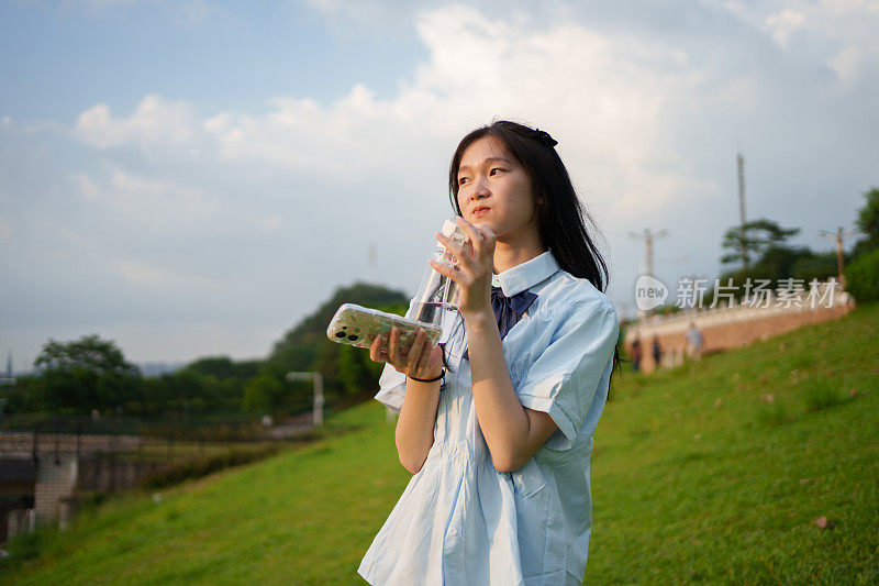 女孩在户外喝水