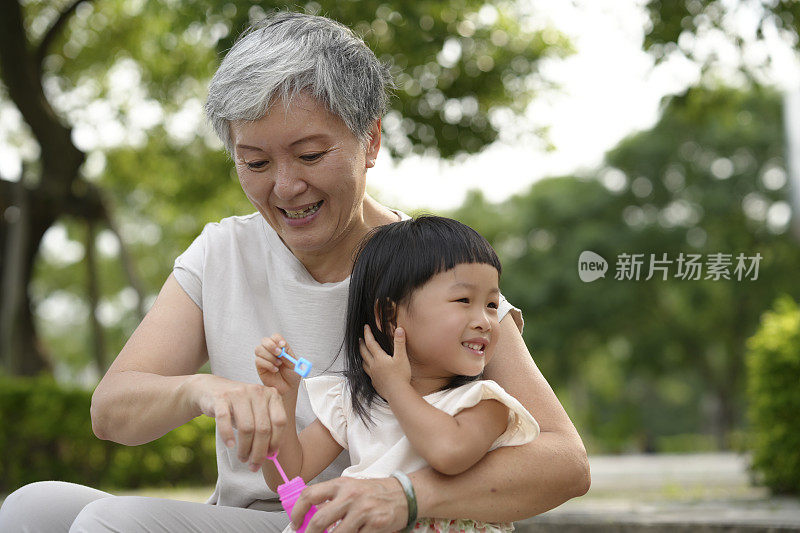 与亚洲祖母和孙子孙女在户外的美好时光