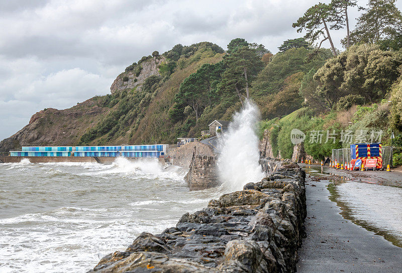 海浪冲击着托基的海滨道路