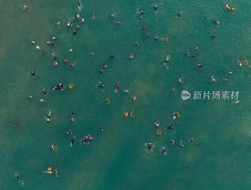 摘要航拍照片的游客游泳在凤头海滩，巴里亚凤头省