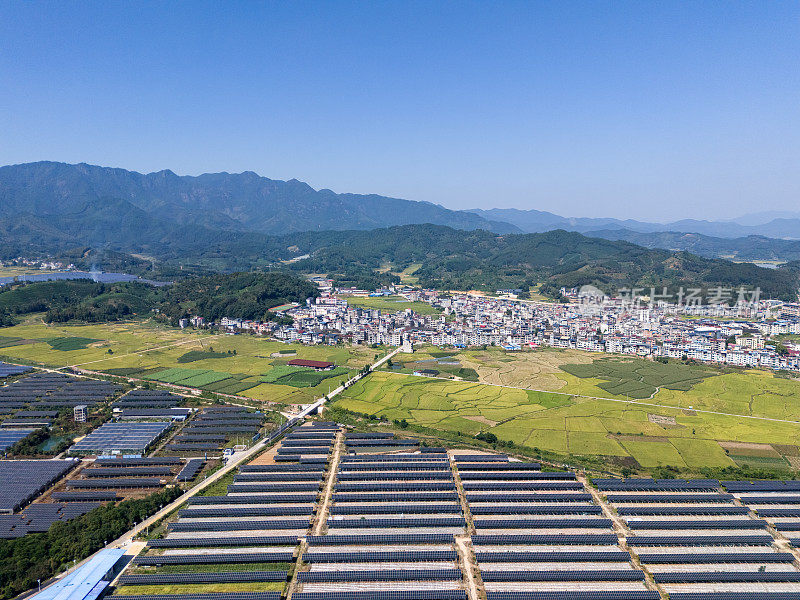 太阳能电池板和稻田的鸟瞰图