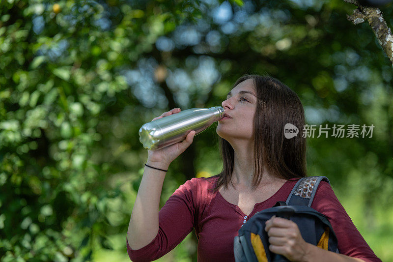 女运动员喝水解渴。