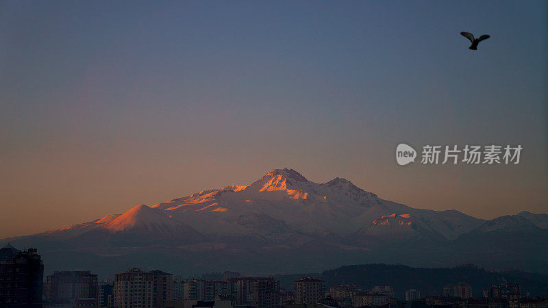 日出的雪山