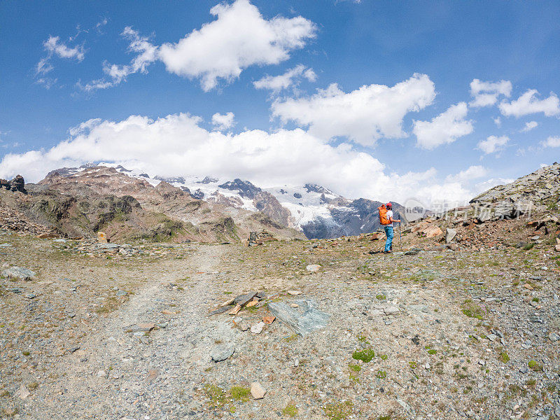 一名登山运动员正在前往瑞士一座岩石山脊的路上