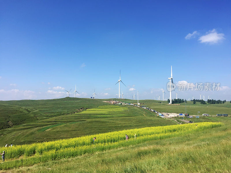 中国张家口市草原上的风力涡轮机