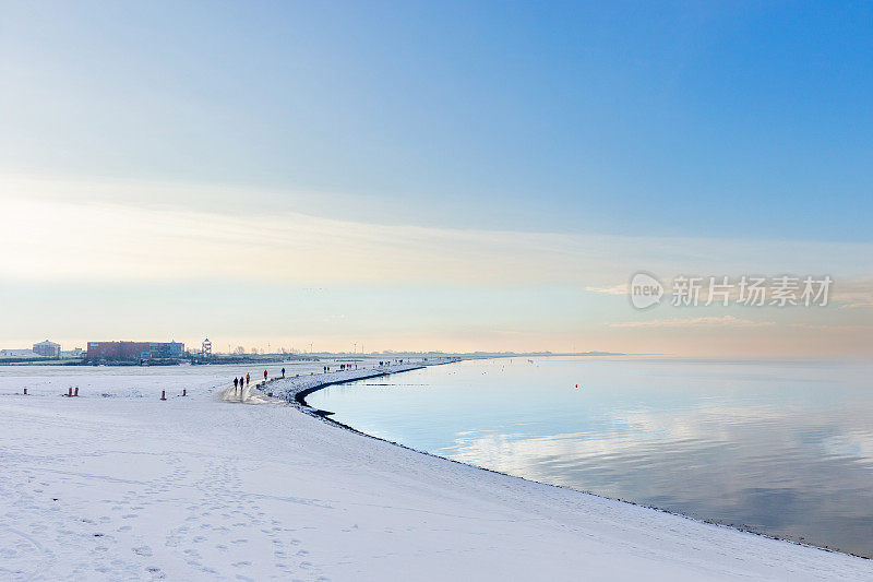 冬天的北海和雪，东弗里斯兰，德国