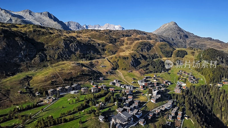 鸟瞰Riederalp，瑞士瓦莱州的无车山村。