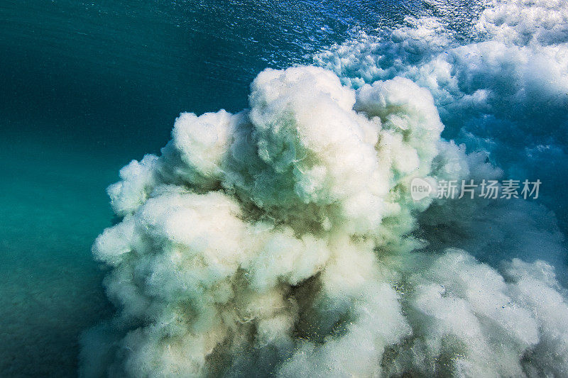 海浪下的水下景观，在清澈的水中形成了沙云