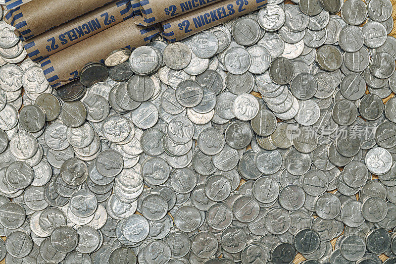 包裹的美国镍币卷被松散的硬币包围