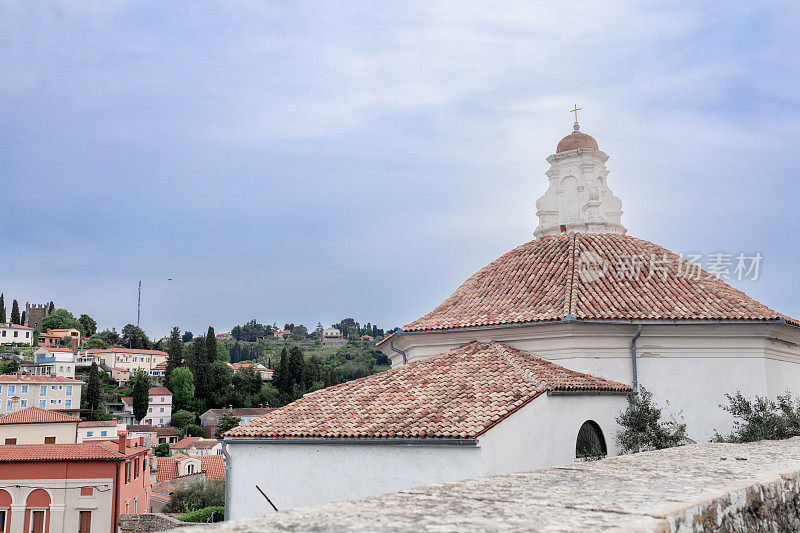 皮兰圣乔治大教堂洗礼堂的八角形屋顶。斯洛文尼亚