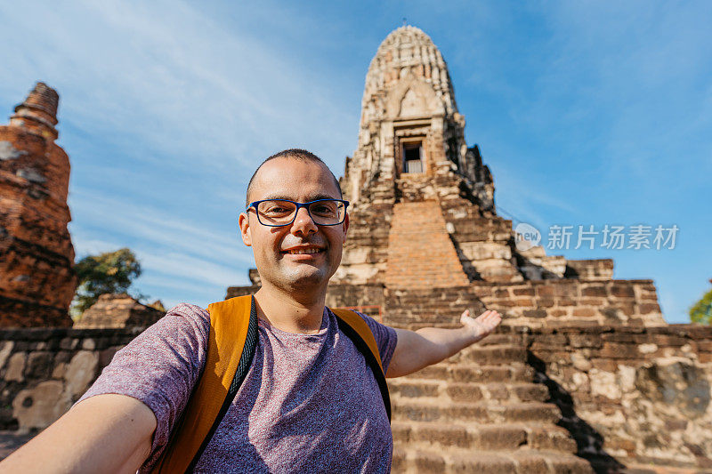 在泰国大城府历史公园的Ratchaburana寺自拍的年轻人