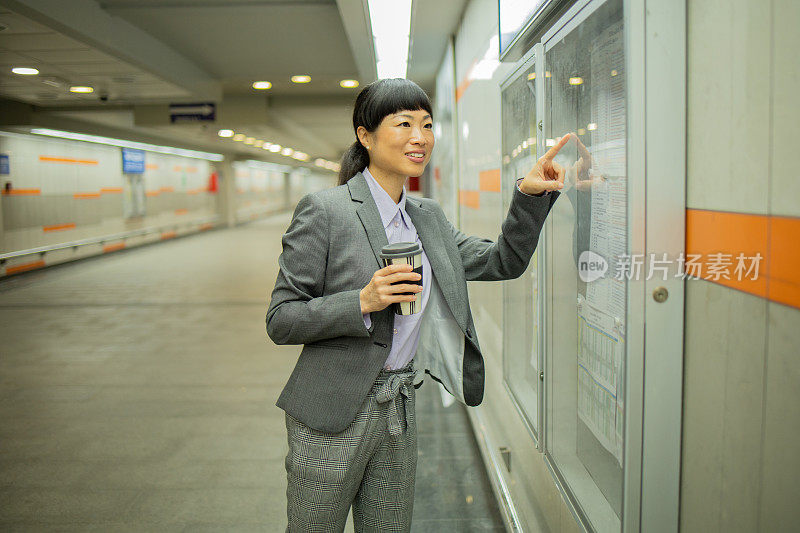 出差的日本女商人