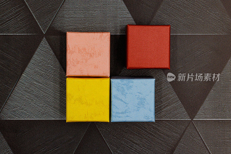 4个彩色方块排列成正方形，其中一个分开
