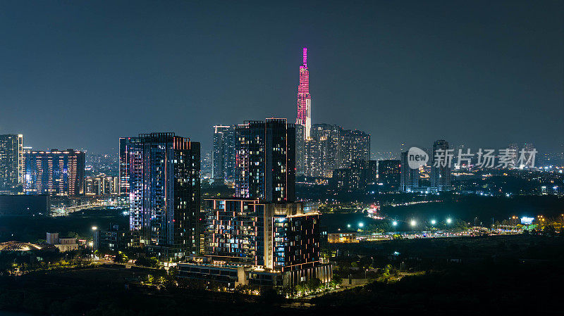 鸟瞰胡志明市，越南，美丽的摩天大楼沿河光顺城市发展