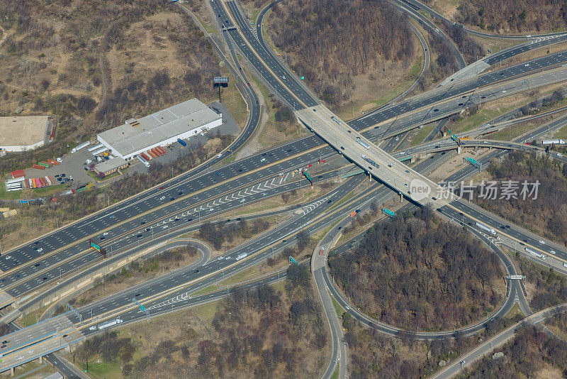 在高速公路之上，在州际公路上的交叉公路带你在新泽西州纽瓦克的快速运输高速公路上无人机的视图