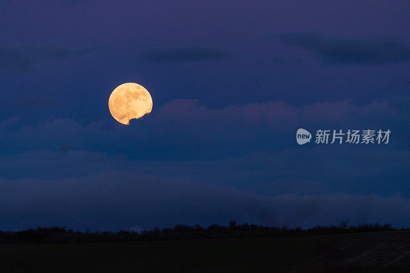 日落与蓝天和清澈的满月从海上