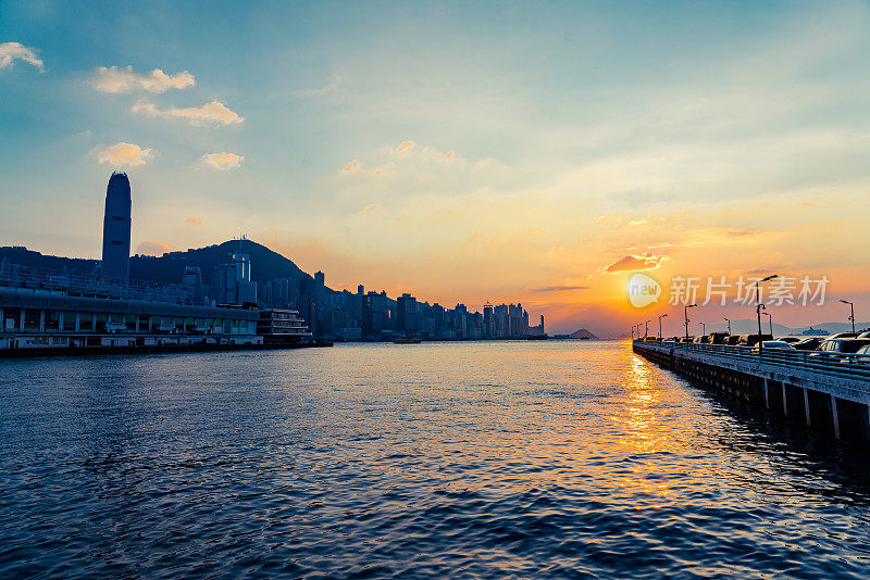 香港霓虹日落，标志性的海港摩天大楼照亮了中国的全景