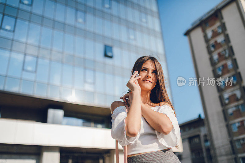 女商人在市中心打电话