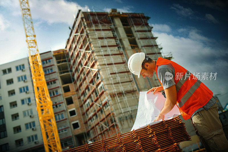 建筑工程师监督建筑过程