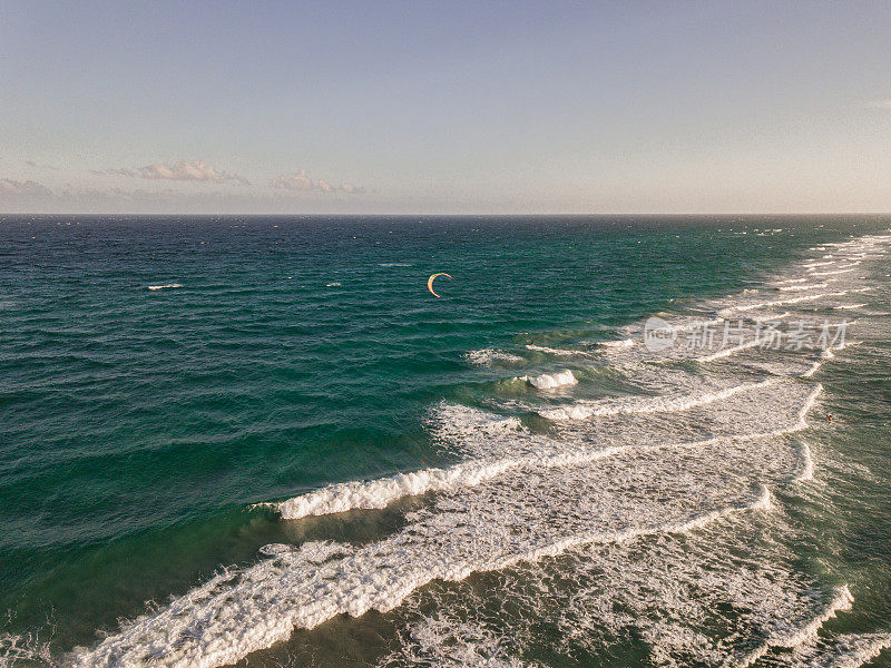 2021年，无人机在凫蓝色的海浪上滑翔，佛罗里达海岸的棕榈滩