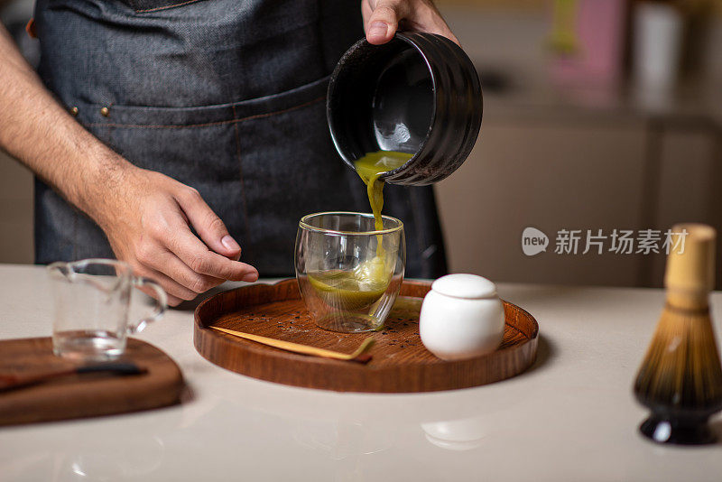 男人制作抹茶绿茶与传统配件特写