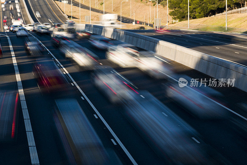 多车道高速公路上的清晨交通状况