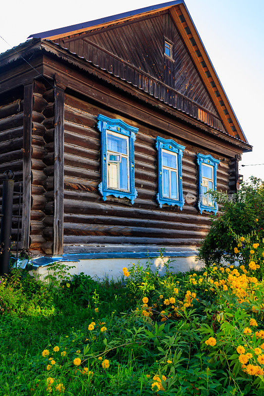一个俄罗斯村庄里的老木屋