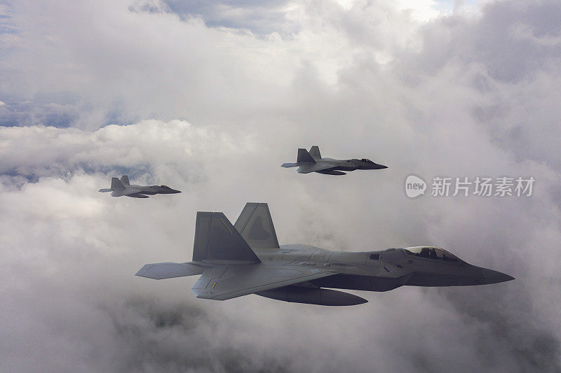 喷气式战斗机飞过云层。