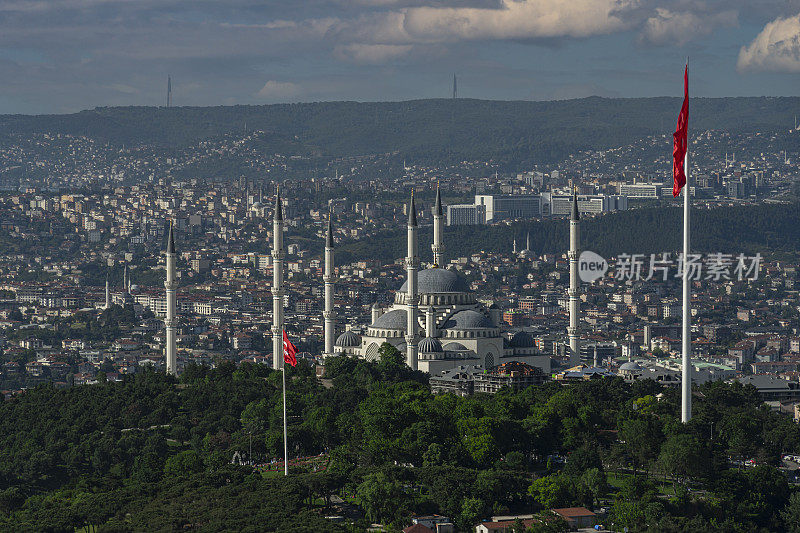 从伊斯坦布尔亚洲一侧的Camlica塔俯瞰城市、博斯普鲁斯海峡和Camlica清真寺。