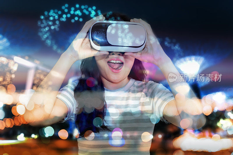 亚洲女人在图书馆玩虚拟现实眼镜，漂亮女人用虚拟现实眼镜玩娱乐游戏。虚拟视频3D现实游戏的数字技术未来，休闲活动