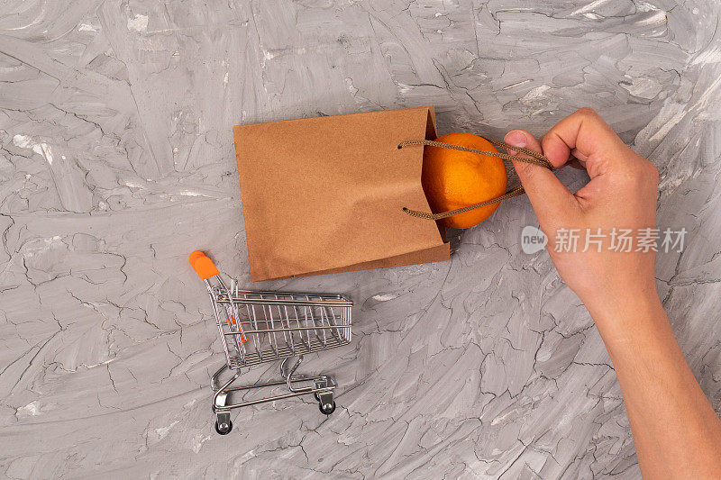 购物车与工艺袋，购买水果橙子。