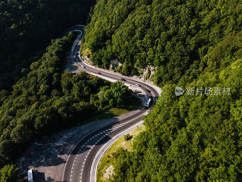 山路在山中。鸟瞰图