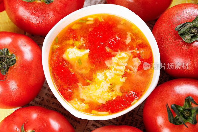 白格子上放着一碗西红柿鸡蛋汤