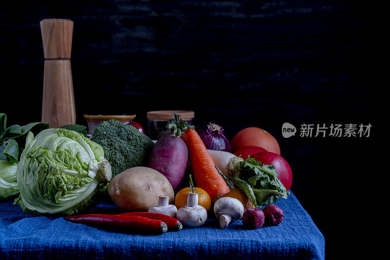 餐桌上有各种有机蔬菜