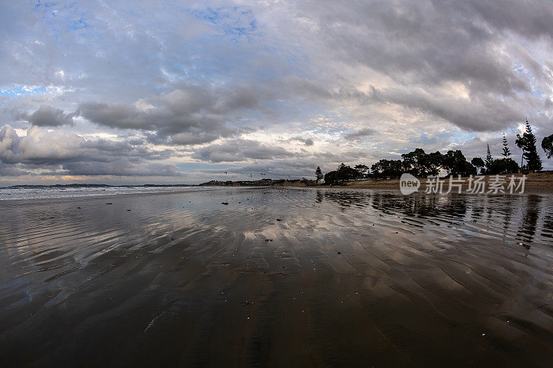 新西兰奥克兰的Orewa海滩