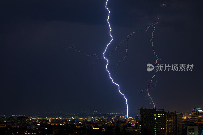 城市雷雨